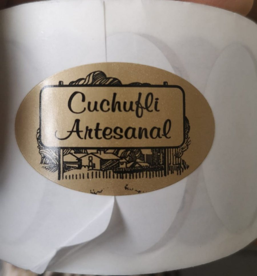 Rollo Sticker Cuchufli Artesanal con fondo cafe claro